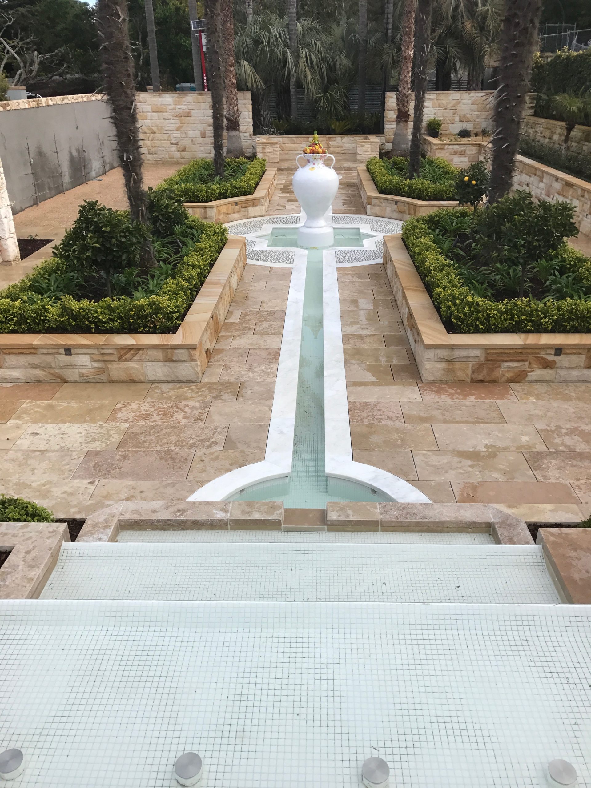 gosford-quarries-sandstone-supplies-sydney-melbourne-brisbane-Portsea-VIC-Medium-Brown-range-rockfaced-walling-and-sawn-capping