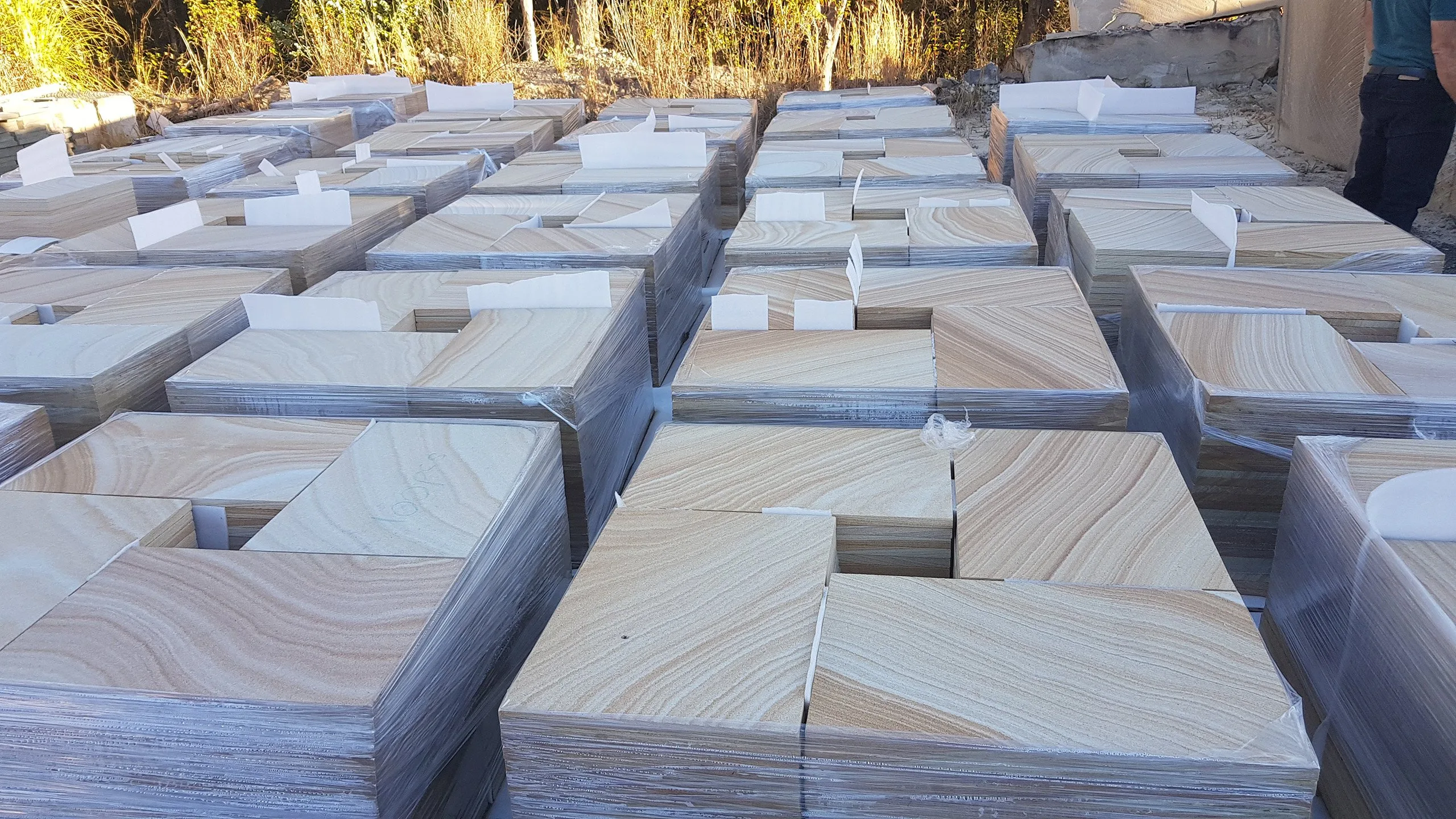 gosford-quarries-sandstone-supplies-sydney-melbourne-brisbane-paving-pavers-palletised-stock-light-brown-sm