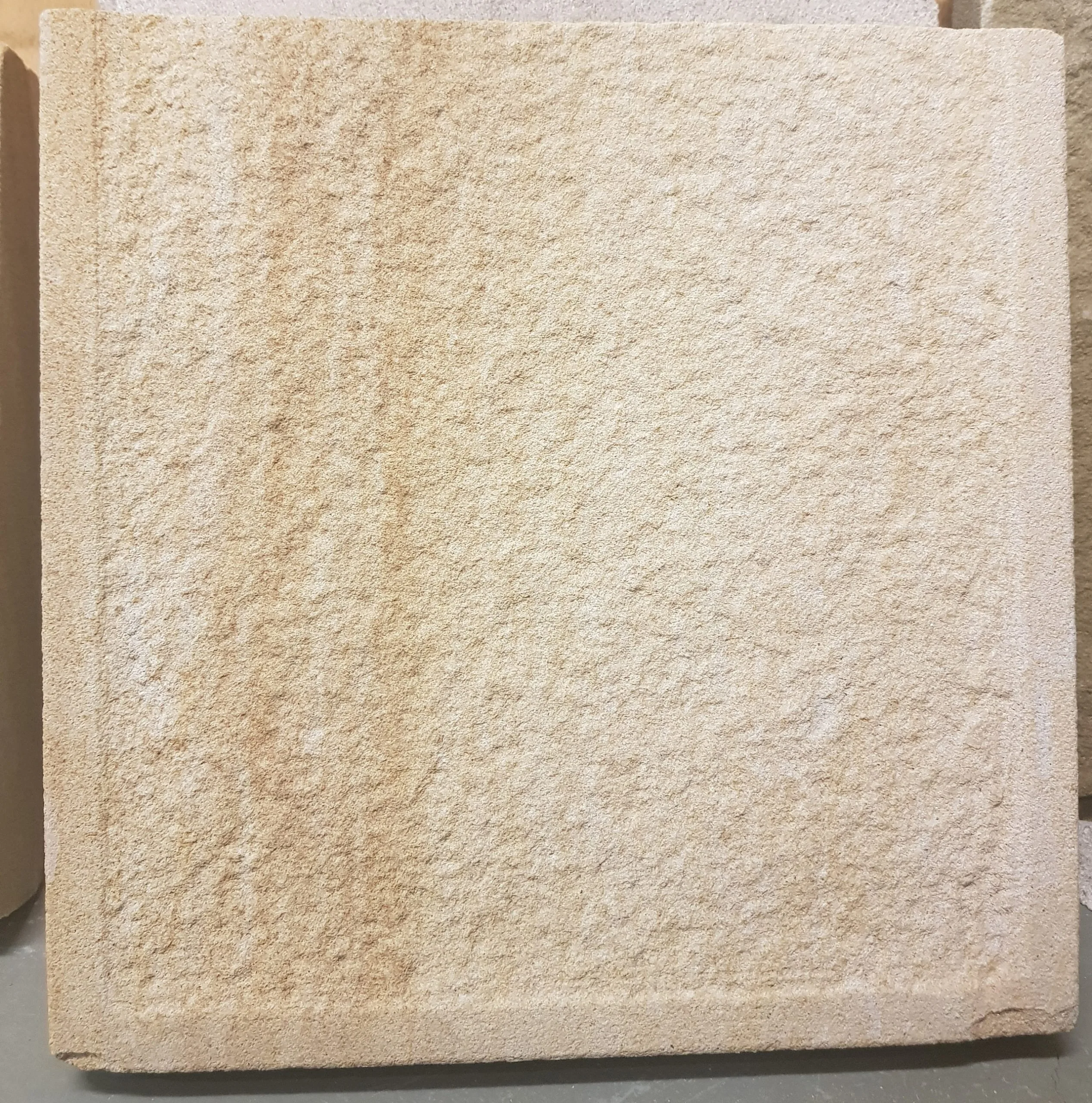 gosford-quarries-sandstone-sydney-melbourne-brisbane-gang-sawn-bushhammered-cladding-sawn-margin-light-brown-select-sm